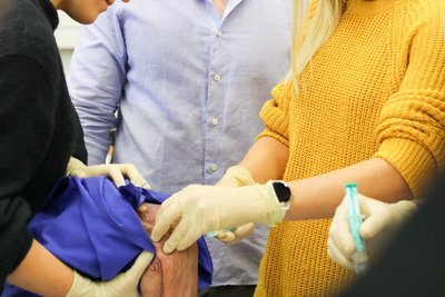 Studenten üben Infiltrationstechniken